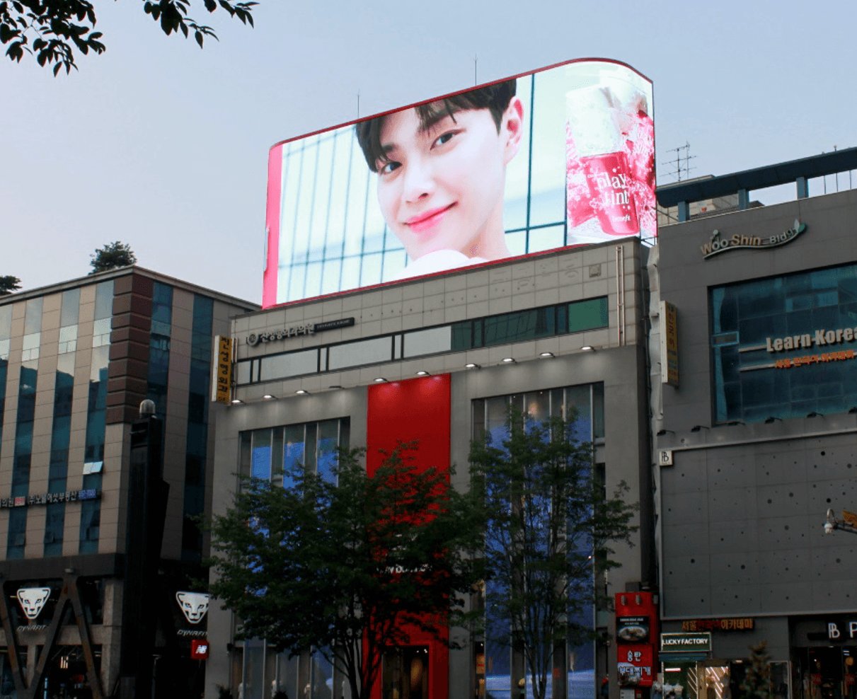 강남역 규정빌딩 전광판